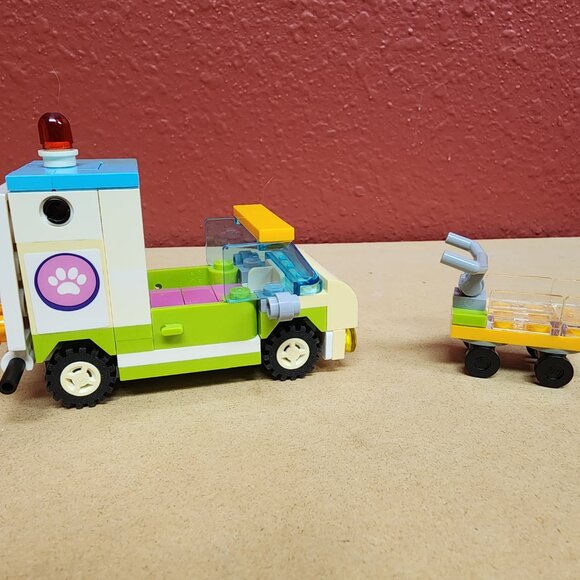 LEGO FRIENDS: Heartlake City Pet Center (41345) with Instruction Manual - Picture 11 of 12